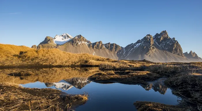 Gerahmter Druck : Berge werden in einem kleinen See gespiegelt. Gerahmter Druck : Berge werden in einem kleinen See gespiegelt.