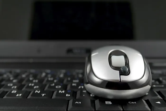 Gerahmter Druck : Maus auf einer Laptop-Tastatur Gerahmter Druck : Maus auf einer Laptop-Tastatur