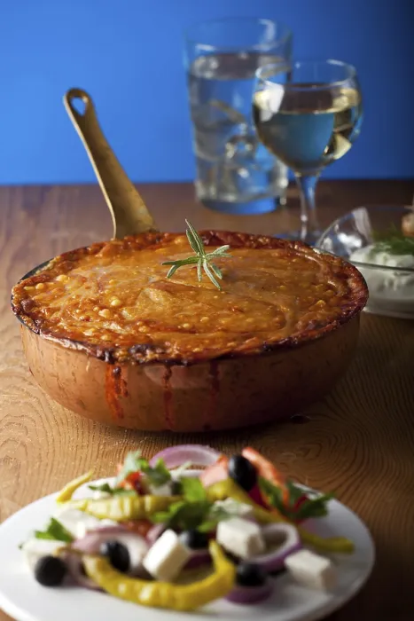Gerahmter Druck : Moussaka in einem Kupfertopf. Gerahmter Druck : Moussaka in einem Kupfertopf.