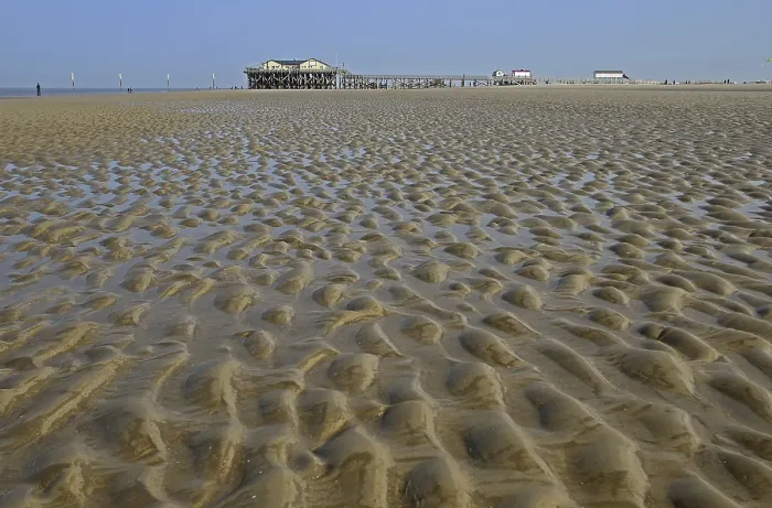Gerahmter Druck : Mudflat, Pfahlbauten im Hintergrund. Gerahmter Druck : Mudflat, Pfahlbauten im Hintergrund.