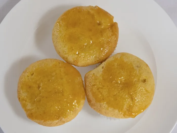 Gerahmter Druck : Drei Muffins auf einem Kuchenplateau. Gerahmter Druck : Drei Muffins auf einem Kuchenplateau.