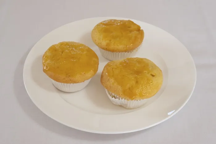 Gerahmter Druck : Drei Muffins auf einem Kuchenplateau. Gerahmter Druck : Drei Muffins auf einem Kuchenplateau.