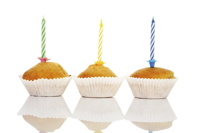 Gerahmter Druck : Kuchen mit Kerzen Gerahmter Druck : Kuchen mit Kerzen