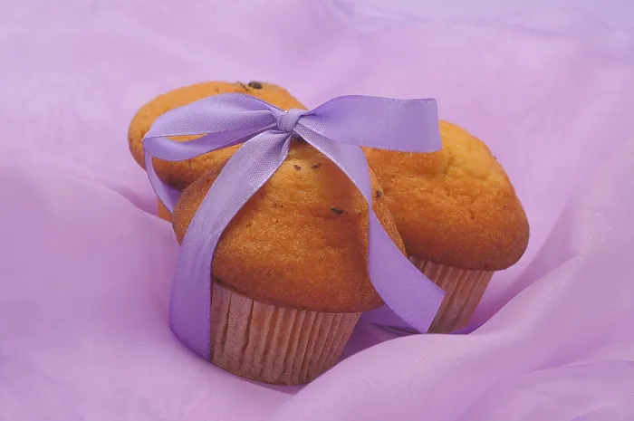 Gerahmter Druck : Drei Muffins mit einer Schleife. Gerahmter Druck : Drei Muffins mit einer Schleife.