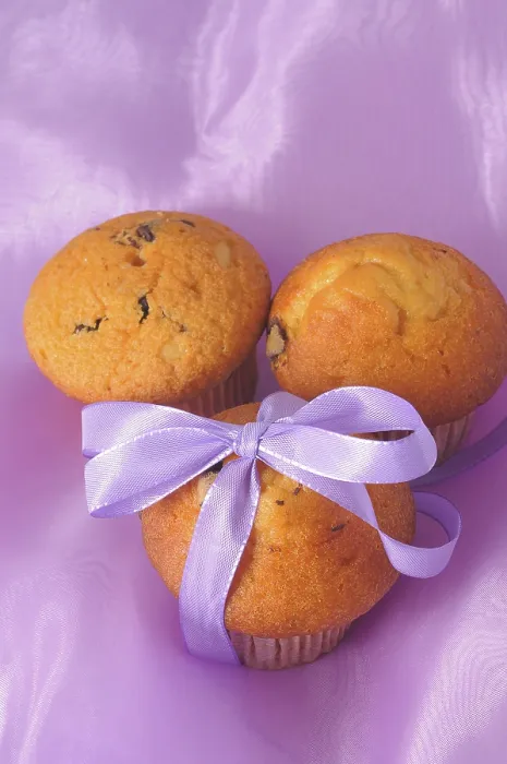 Gerahmter Druck : Drei Muffins mit einer Schleife. Gerahmter Druck : Drei Muffins mit einer Schleife.