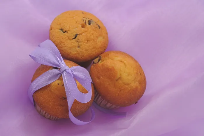 Gerahmter Druck : Drei Muffins mit einer Schleife. Gerahmter Druck : Drei Muffins mit einer Schleife.