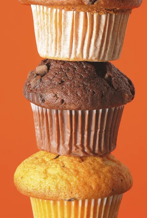 Gerahmter Druck : Drei Muffins, gestapelt. Gerahmter Druck : Drei Muffins, gestapelt.