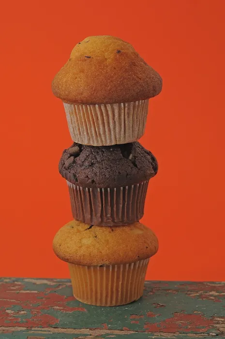 Gerahmter Druck : Drei Muffins, gestapelt. Gerahmter Druck : Drei Muffins, gestapelt.