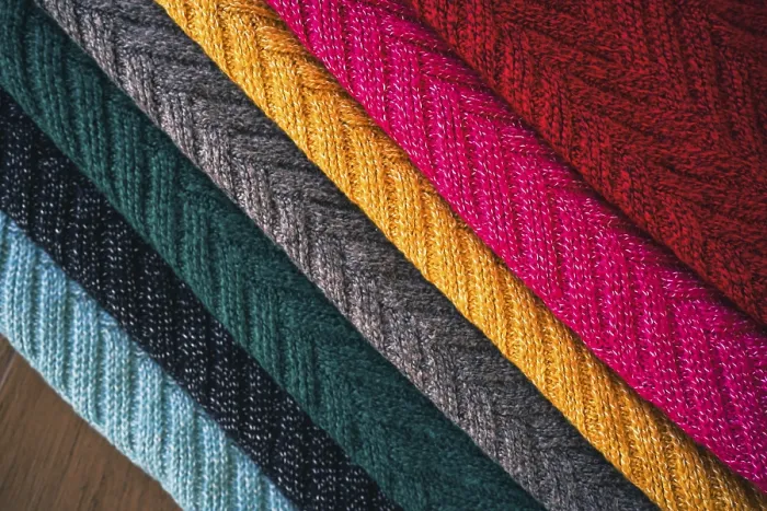 Gerahmter Druck : Winterliche Muster aus farbigem gestricktem Wollestoff Gerahmter Druck : Winterliche Muster aus farbigem gestricktem Wollestoff