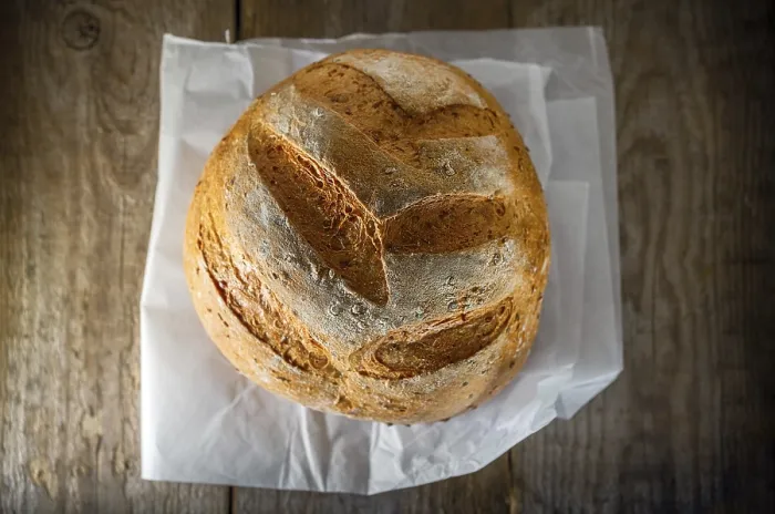 Gerahmter Druck : Vielegrainbrot auf einem Holztisch. Gerahmter Druck : Vielegrainbrot auf einem Holztisch.