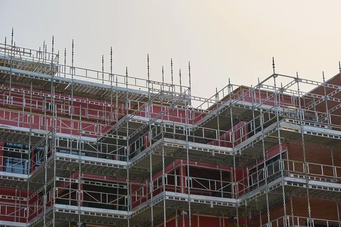 Gerahmter Druck : Wohn- oder Geschäftshaus in mehreren Etagen unter Bau. Gerahmter Druck : Wohn- oder Geschäftshaus in mehreren Etagen unter Bau.