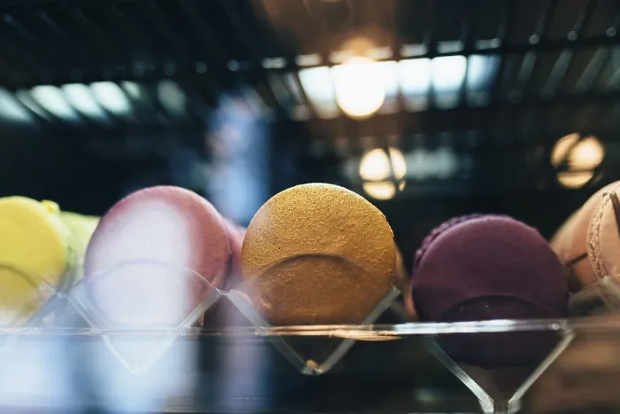 Gerahmter Druck : Farbige Macarons auf einem Vitrinenregal in einem Café. Gerahmter Druck : Farbige Macarons auf einem Vitrinenregal in einem Café.