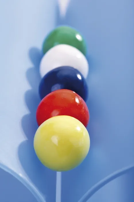 Gerahmter Druck : Farbige Gummibälle in einer Reihe. Gerahmter Druck : Farbige Gummibälle in einer Reihe.