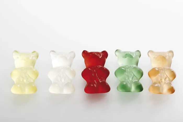 Gerahmter Druck : Farbige Gummibärchen, nebeneinander. Gerahmter Druck : Farbige Gummibärchen, nebeneinander.