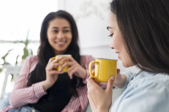 Gerahmter Druck : Vielfältig ethnisches Mädchen sprechen, trinken Tee. Gerahmter Druck : Vielfältig ethnisches Mädchen sprechen, trinken Tee.