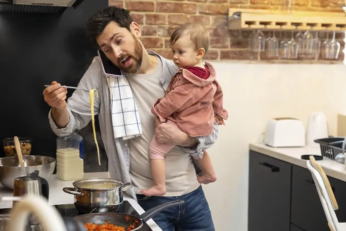 Gerahmter Druck : Multitasking-Vater betreut Babys. Gerahmter Druck : Multitasking-Vater betreut Babys.