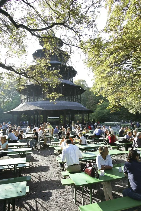 Gerahmter Druck : München, DEU, 05. Okt. 2005 - Menschen genießen den Herbstsonnenschein im berühmten Biergarten namens Chinesischer Turm in München. Gerahmter Druck : München, DEU, 05. Okt. 2005 - Menschen genießen den Herbstsonnenschein im berühmten Biergarten namens Chinesischer Turm in München.