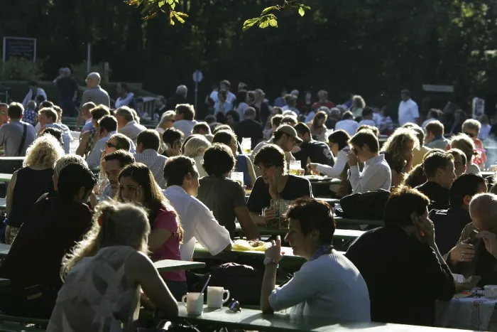Gerahmter Druck : München, DEU, 05. Okt. 2005 - Menschen treffen sich im Herbstsonnenschein am berühmten Biergarten namens Chinesischer Turm in München Gerahmter Druck : München, DEU, 05. Okt. 2005 - Menschen treffen sich im Herbstsonnenschein am berühmten Biergarten namens Chinesischer Turm in München