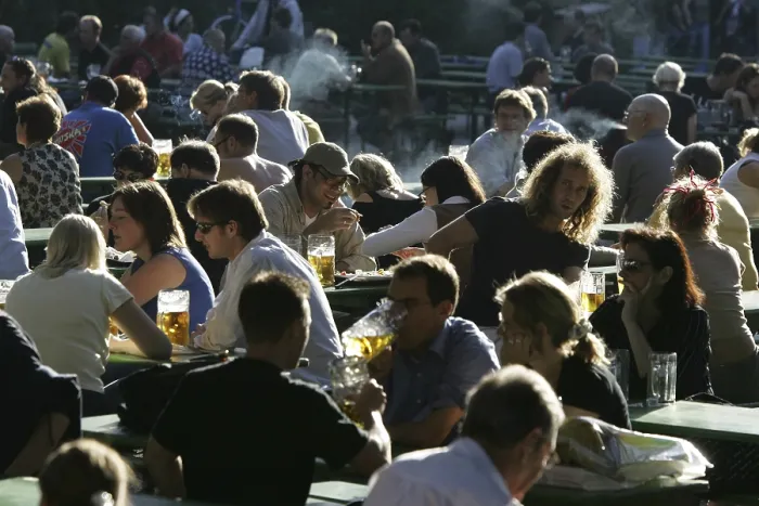 Gerahmter Druck : München, DEU, 05. Okt. 2005 - Menschen begegnen der Herbstsonne im berühmten Biergarten namens Chinesischer Turm in München. Gerahmter Druck : München, DEU, 05. Okt. 2005 - Menschen begegnen der Herbstsonne im berühmten Biergarten namens Chinesischer Turm in München.