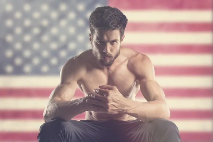 Gerahmter Druck : Muskulöser Mann mit US-Flagge im Hintergrund. Gerahmter Druck : Muskulöser Mann mit US-Flagge im Hintergrund.