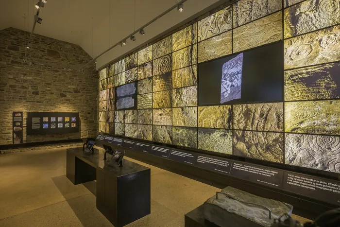 Gerahmter Druck : Museum am Megalithkomplex von Knowth Gerahmter Druck : Museum am Megalithkomplex von Knowth