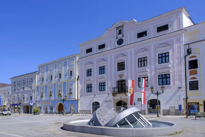 Gerahmter Druck : Museum Lauriacum auf dem Hauptplatz. Gerahmter Druck : Museum Lauriacum auf dem Hauptplatz.