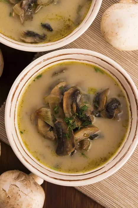 Gerahmter Druck : Pilzsuppe auf einem Tisch. Gerahmter Druck : Pilzsuppe auf einem Tisch.
