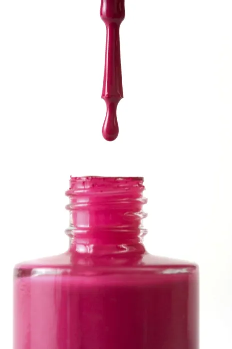 Gerahmter Druck : Nagellack. Farbevolle Schönheit - Ein Hauch von Farbe auf den Fingern Gerahmter Druck : Nagellack. Farbevolle Schönheit - Ein Hauch von Farbe auf den Fingern