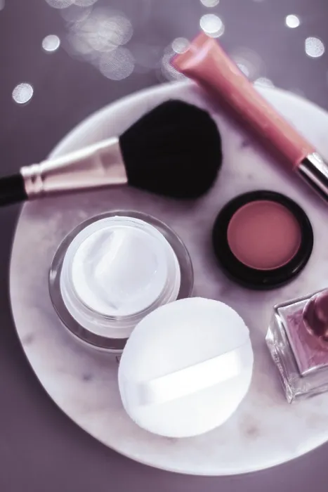 Gerahmter Druck : Natürliche Kosmetik, Luxus-Branding und Vintage-Sets-Konzept - Anti-Aging-Behandlung für empfindliche Haut. Gerahmter Druck : Natürliche Kosmetik, Luxus-Branding und Vintage-Sets-Konzept - Anti-Aging-Behandlung für empfindliche Haut.