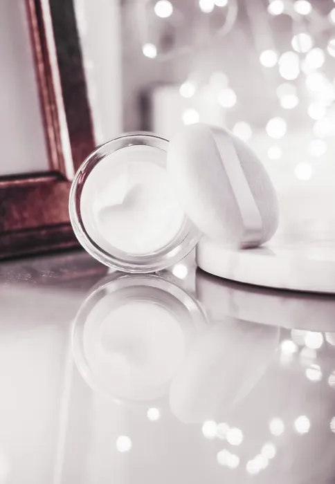 Gerahmter Druck : Natürliche Kosmetik, Luxus-Branding und Vintage-Sets-Konzept - Anti-Aging-Behandlung für empfindliche Haut. Gerahmter Druck : Natürliche Kosmetik, Luxus-Branding und Vintage-Sets-Konzept - Anti-Aging-Behandlung für empfindliche Haut.