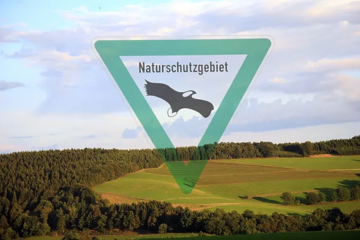 Gerahmter Druck : Naturschutzgebiet mit transparenter Schild, Komposition. Gerahmter Druck : Naturschutzgebiet mit transparenter Schild, Komposition.