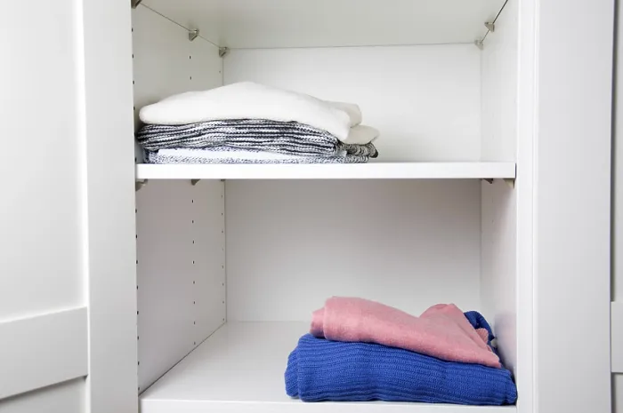 Gerahmter Druck : Ordentliches Kleiderschrank. Gerahmter Druck : Ordentliches Kleiderschrank.