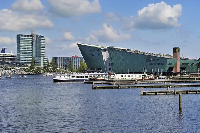 Gerahmter Druck : Das NEMO Wissenschaftszentrum am Osterdok. Gerahmter Druck : Das NEMO Wissenschaftszentrum am Osterdok.