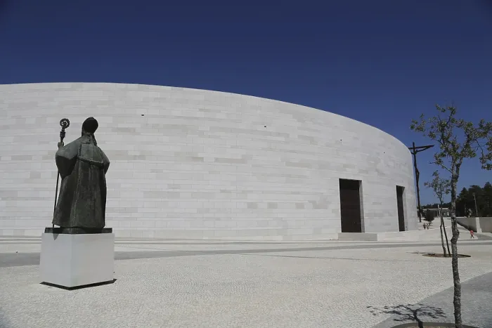 Gerahmter Druck : Das neue Dom in dem religiösen Komplex in Fatima. Gerahmter Druck : Das neue Dom in dem religiösen Komplex in Fatima.