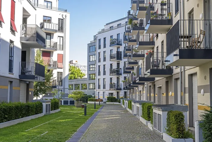 Gerahmter Druck : Neuer Entwicklungsbereich mit Wohnblöcken in Berlin. Gerahmter Druck : Neuer Entwicklungsbereich mit Wohnblöcken in Berlin.