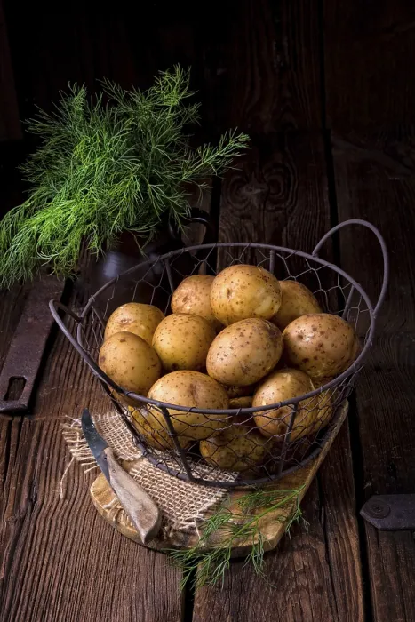 Gerahmter Druck : Neue kleine Kartoffeln. Gerahmter Druck : Neue kleine Kartoffeln.