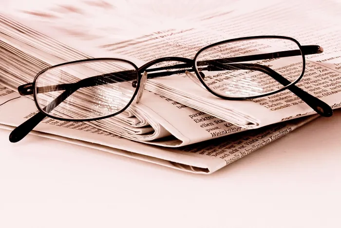 Gerahmter Druck : Zeitung und Brille Gerahmter Druck : Zeitung und Brille