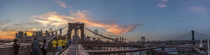 Gerahmter Druck : Die Nacht kommt über den berühmten Brooklyn Bridge.