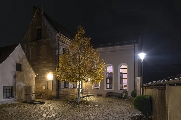Gerahmter Druck : Nachtaufnahme der ehemaligen Synagoge.