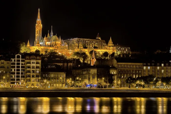 Gerahmter Druck : Eine Nachtansicht der Paläste am Donauufer in Budapest in Ungarn. Gerahmter Druck : Eine Nachtansicht der Paläste am Donauufer in Budapest in Ungarn.
