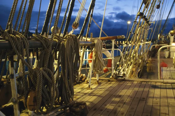 Gerahmter Druck : Nachtfahrt auf einem Windjammer. Gerahmter Druck : Nachtfahrt auf einem Windjammer.
