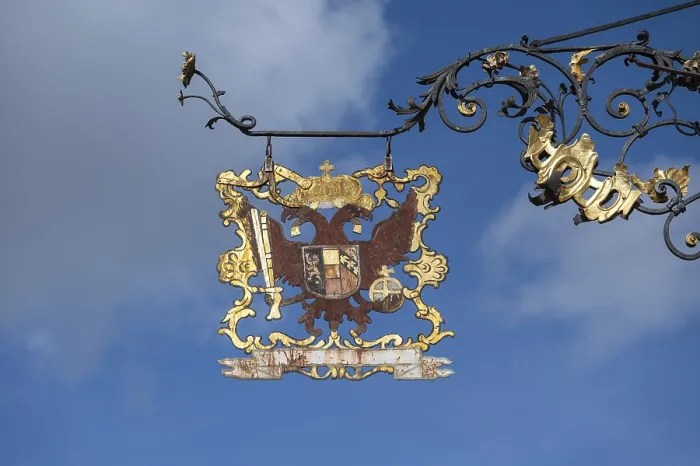 Gerahmter Druck : Nasenschutz mit Doppeladler eines historischen Restaurants. Gerahmter Druck : Nasenschutz mit Doppeladler eines historischen Restaurants.