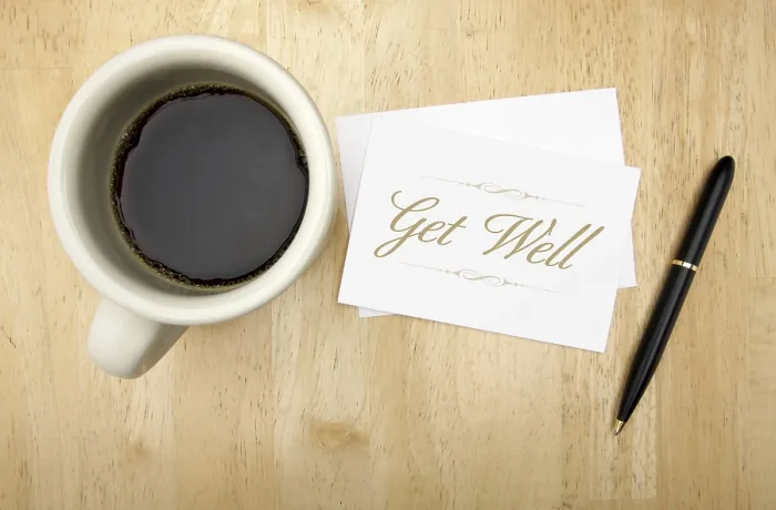 Gerahmter Druck : Ein Get-well-Karten-Set mit Stift und Kaffeetasse. Gerahmter Druck : Ein Get-well-Karten-Set mit Stift und Kaffeetasse.