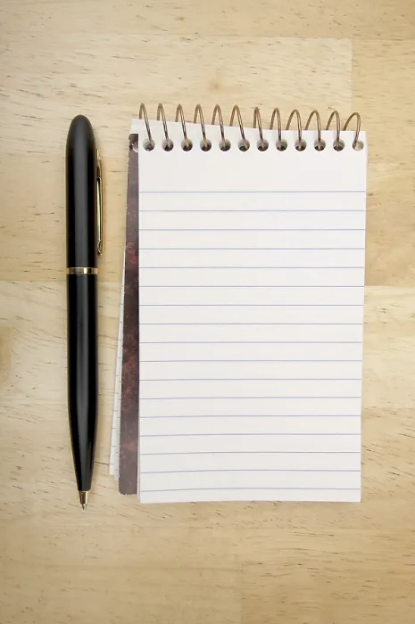 Gerahmter Druck : Notizbuch und Stift. Gerahmter Druck : Notizbuch und Stift.
