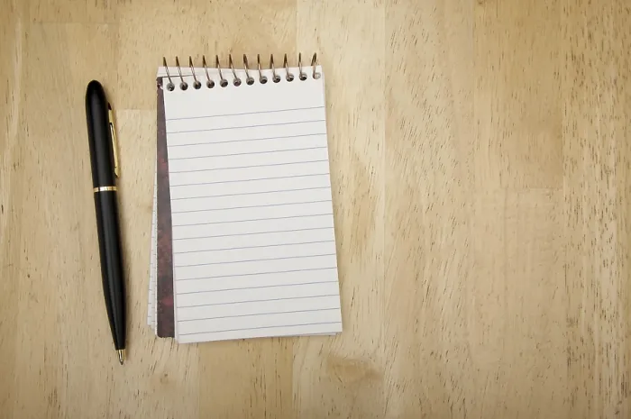 Gerahmter Druck : Notizblock und Stift Gerahmter Druck : Notizblock und Stift