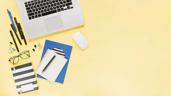 Gerahmter Druck : Laptops mit Notebooks und Stationery vor einem farbigen Hintergrund. Gerahmter Druck : Laptops mit Notebooks und Stationery vor einem farbigen Hintergrund.