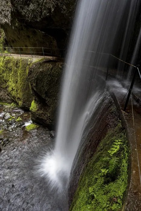 Gerahmter Druck : Nova-Wasserfall und Moinho in einer Schlucht. Gerahmter Druck : Nova-Wasserfall und Moinho in einer Schlucht.