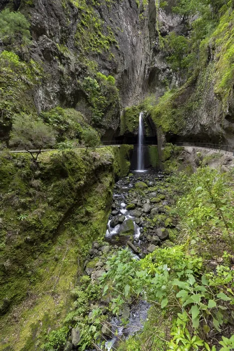 Gerahmter Druck : Nova-Wasserfall und Moinho in einer Schlucht. Gerahmter Druck : Nova-Wasserfall und Moinho in einer Schlucht.