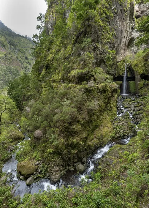 Gerahmter Druck : Nova-Wasserfall und Moinho in einer Schlucht. Gerahmter Druck : Nova-Wasserfall und Moinho in einer Schlucht.
