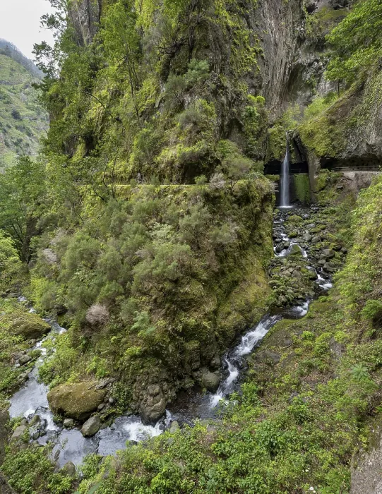 Gerahmter Druck : Nova-Wasserfall und Moinho in einer Schlucht. Gerahmter Druck : Nova-Wasserfall und Moinho in einer Schlucht.